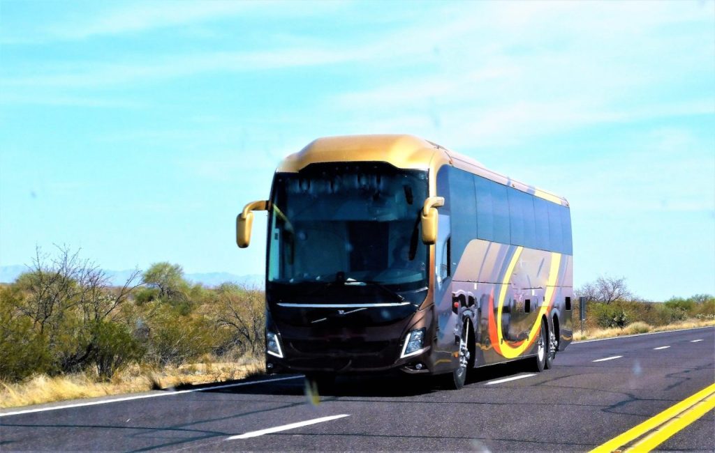 5 Keunggulan Sewa Bus Pariwisata Dibandingkan Transportasi Pribadi